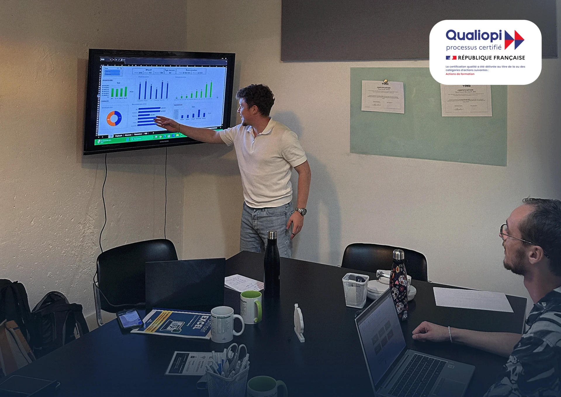 Photo d'une formation Excel en présentiel à Neuilly-sur-Seine Morpheus Formation. Notre formateur Nicolas est en pleine séance Excel avec nos apprenants